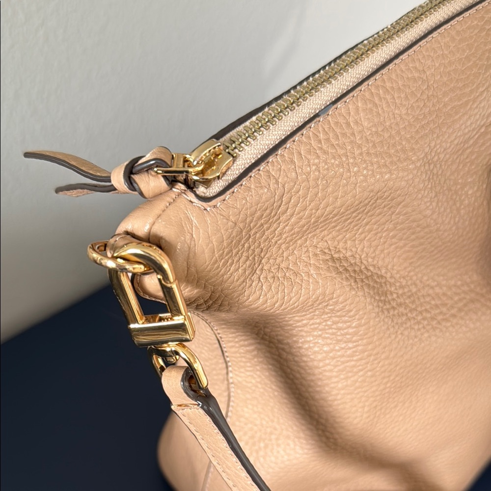 Tory Burch Tan Shoulder Bag with Adjustable Strap - Picture 5 of 11